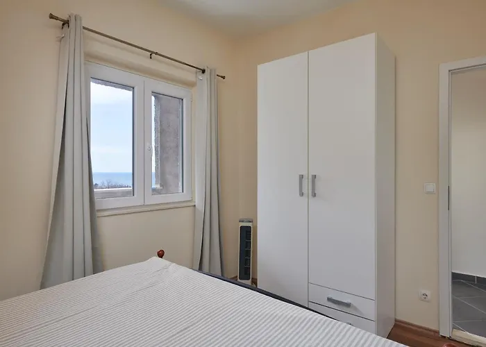 View Διαμέρισμα *